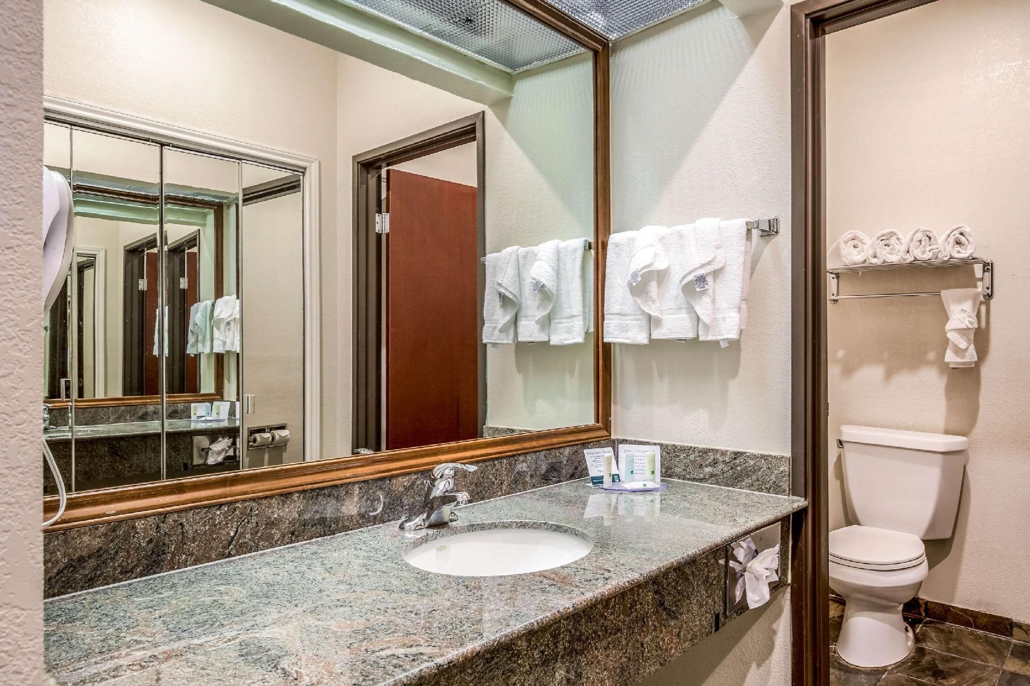 2 Queen Beds, Suite, Nonsmoking