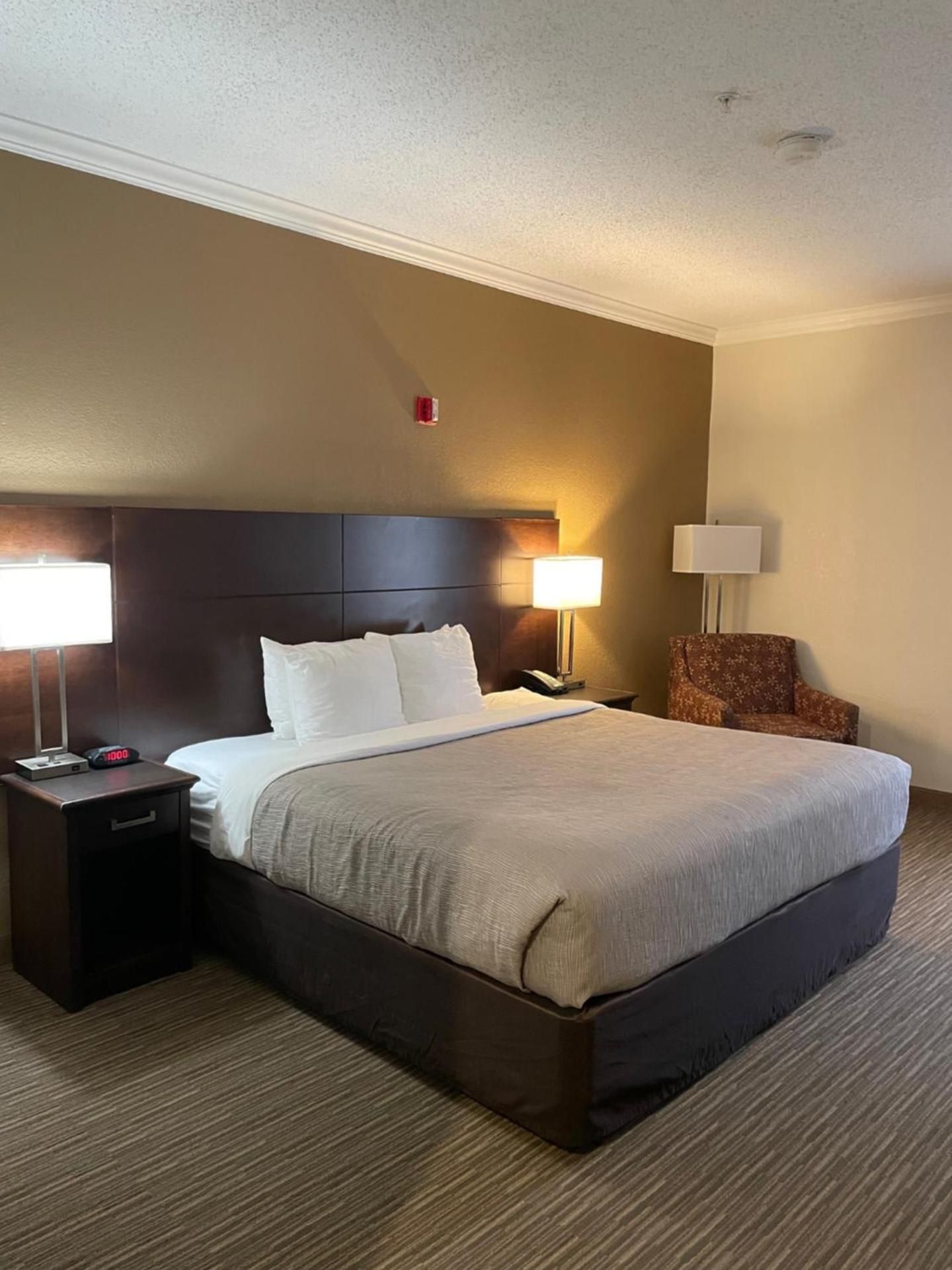 1 King Bed, Nonsmoking, Accessible