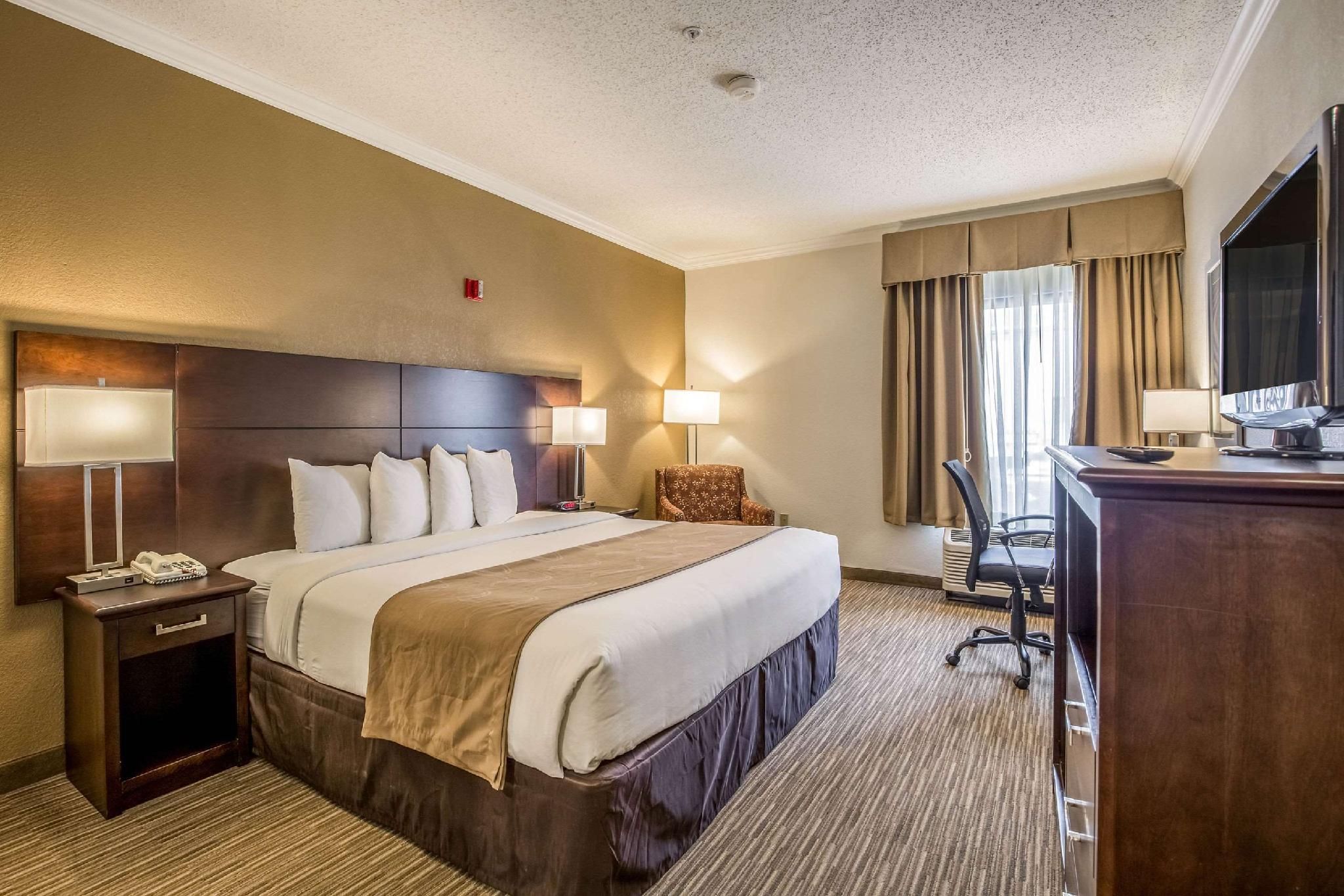 1 King Bed, Nonsmoking, Accessible