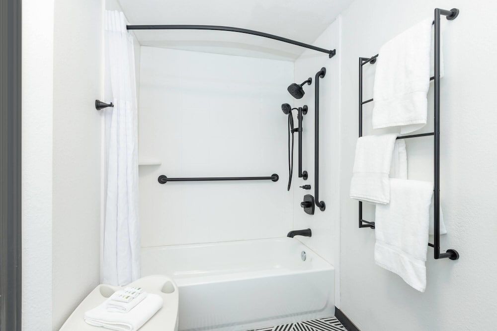 Room, 1 King Bed, Mobility Accessible, Non Smoking (Bathtub W/grab Bars)