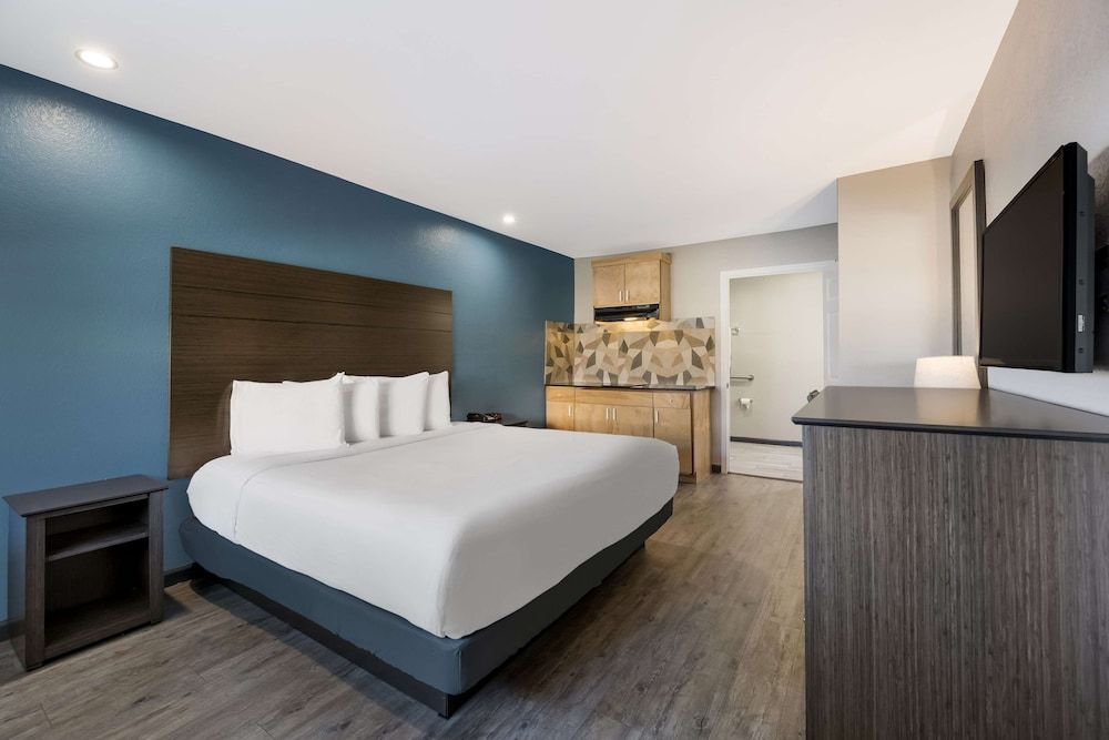 Standard Room, 1 King Bed, Non Smoking, Kitchenette