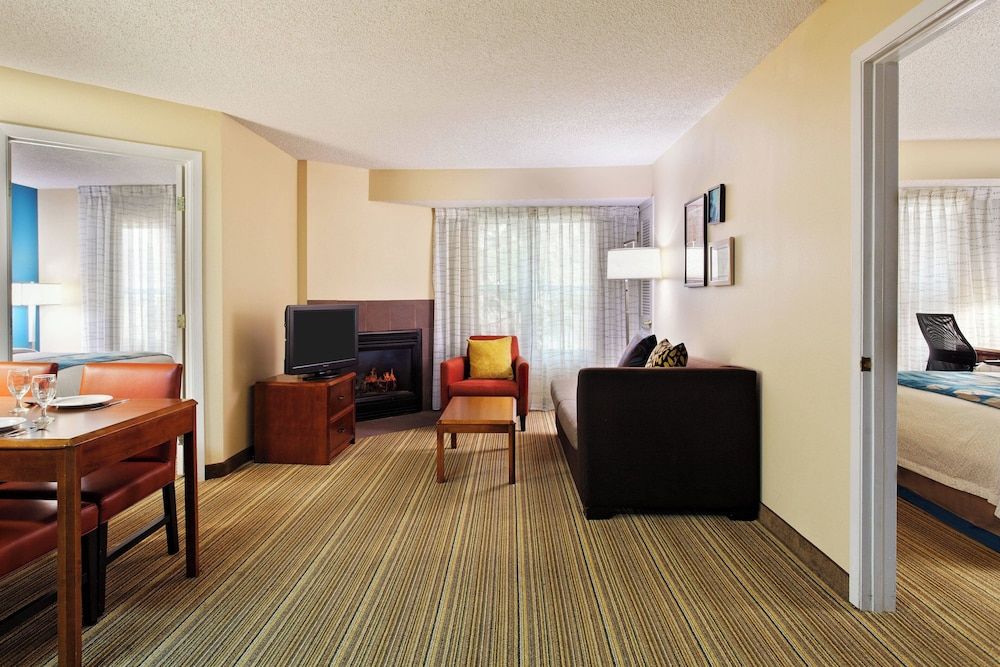Suite, 2 Bedrooms (Mobility/Hearing Access, Roll-In Shwr)