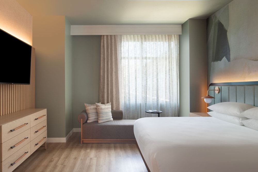 Room, 1 King Bed, Non Smoking (Hearing Accessible)