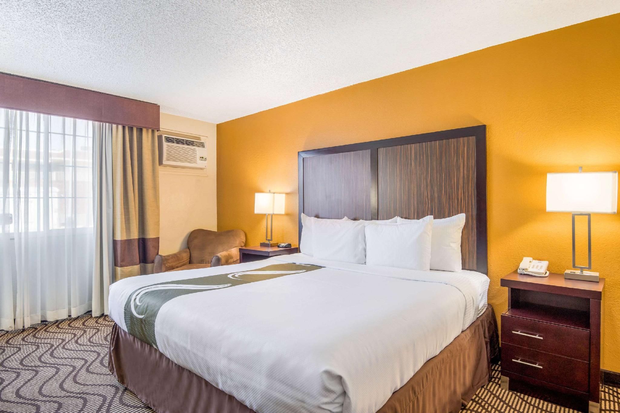 1 King Bed, Smoking