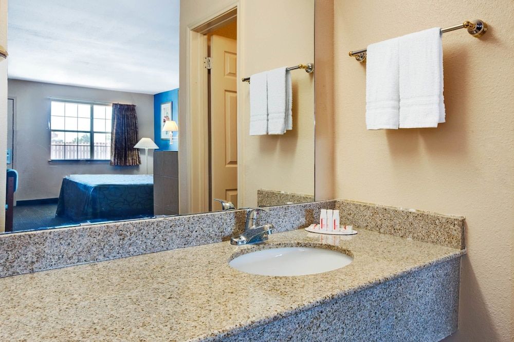 Room, 1 King Bed, Accessible, Non Smoking (Mobility,Roll-In Shower)