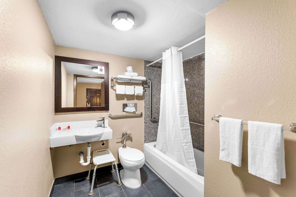 Econo Lodge Texarkana I-30 Room, 1 Queen Bed, Accessible, Smoking 4