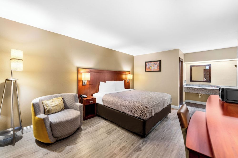 Econo Lodge Texarkana I-30 Standard Room, 1 King Bed, Smoking 2