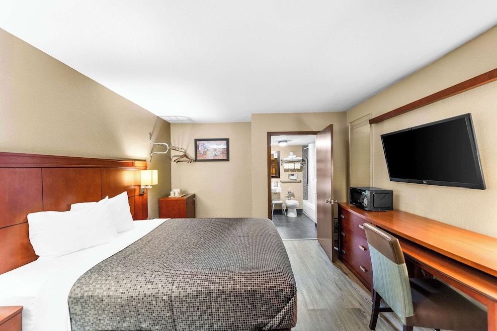 Econo Lodge Texarkana I-30 Room, 1 Queen Bed, Accessible, Smoking 2