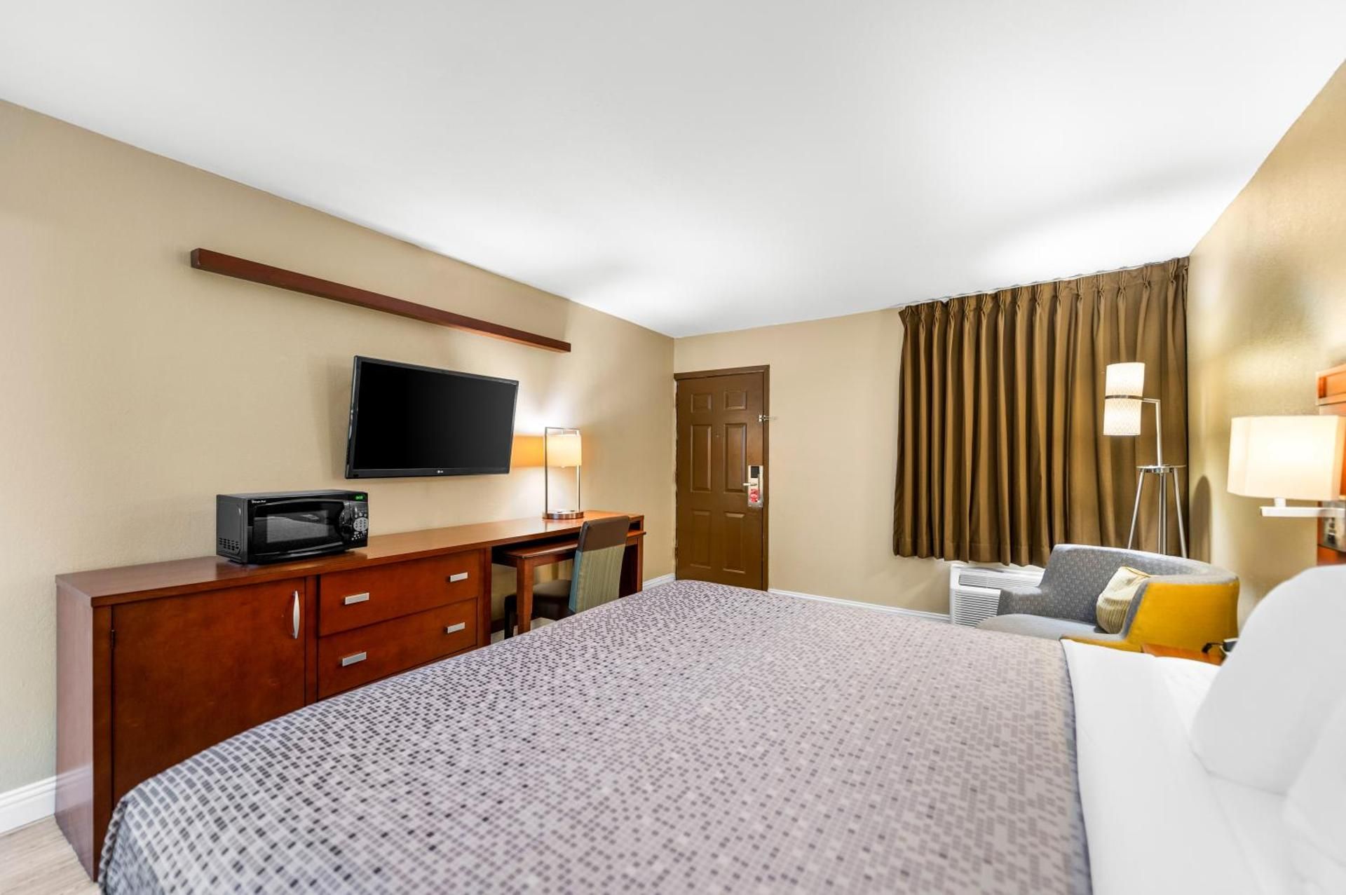 1 King Bed, Smoking