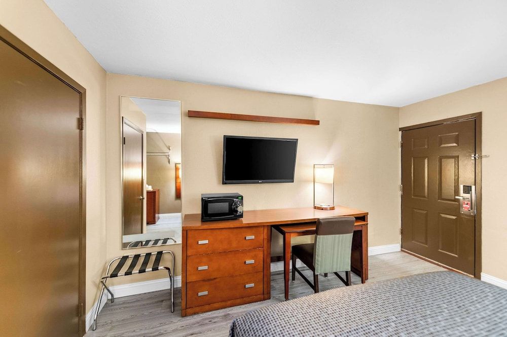 Econo Lodge Texarkana I-30 Room, 1 Queen Bed, Accessible, Smoking 5