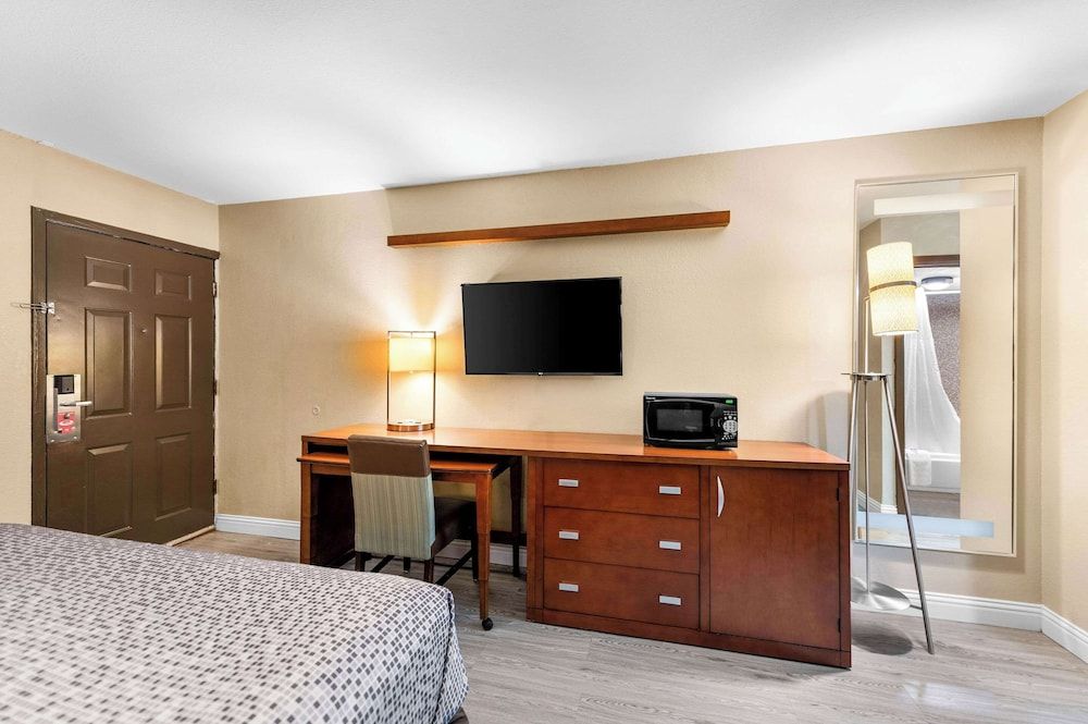 Econo Lodge Texarkana I-30 Standard Room, 1 King Bed, Smoking 5