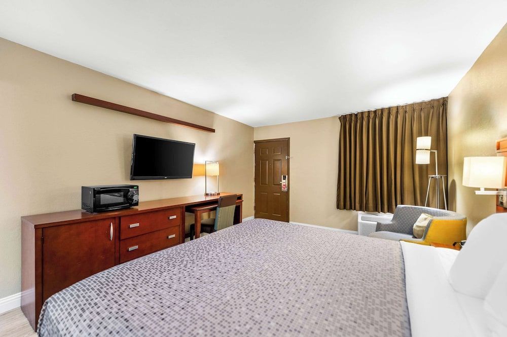 Econo Lodge Texarkana I-30 Standard Room, 1 King Bed, Smoking 3