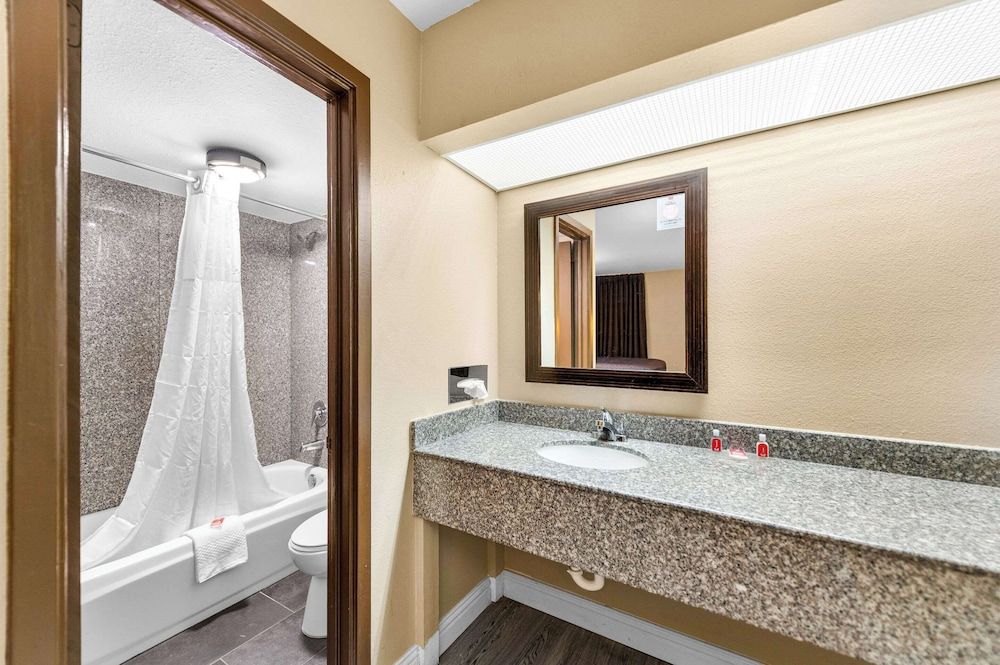 Econo Lodge Texarkana I-30 Room, 2 Queen Beds, Smoking 3