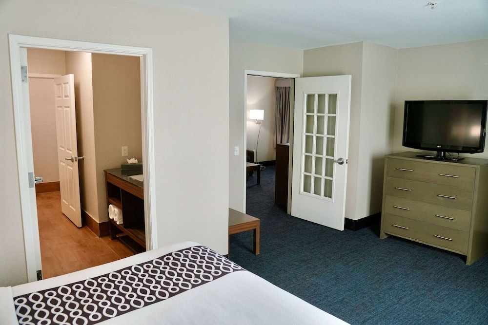 Suite, 1 King Bed, Non Smoking (Courtyard/Pool View)