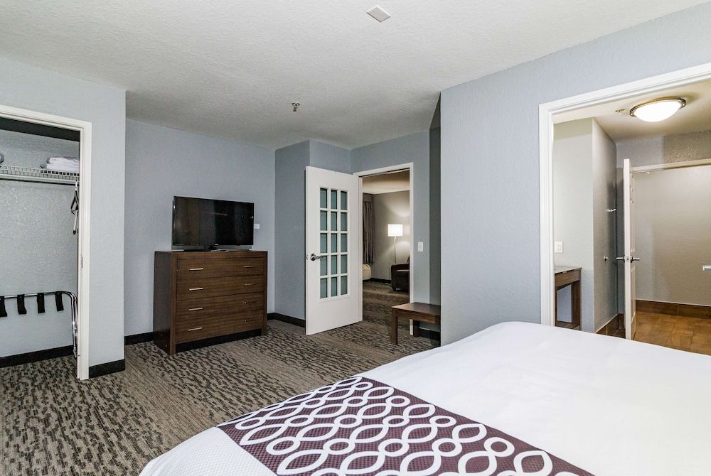 Suite, 1 King Bed, Non Smoking (Courtyard/Pool View)