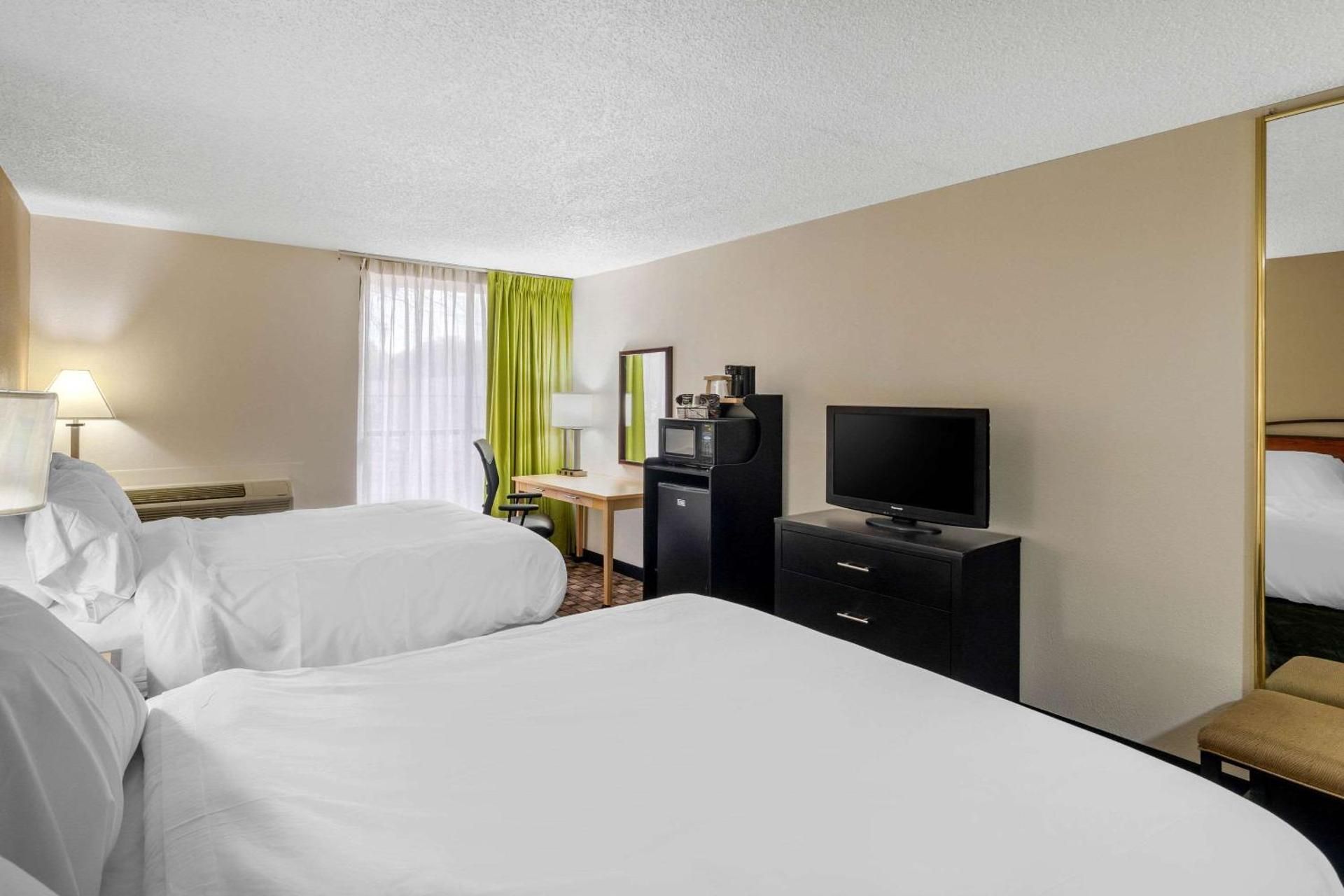 2 Queen beds, No Smoking