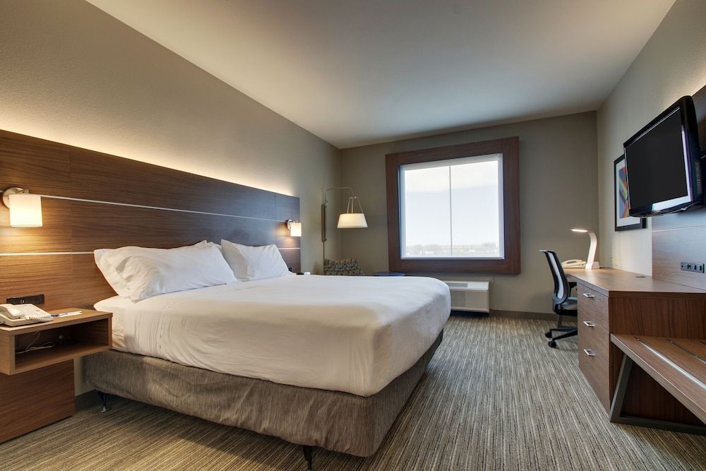 Suite, 1 King Bed, Accessible