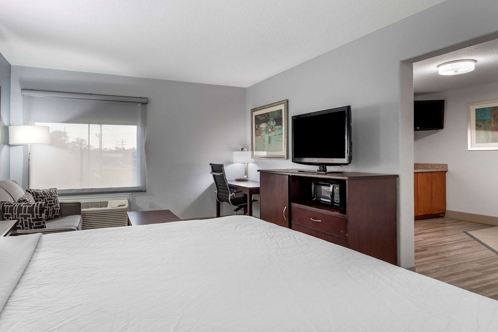 Best Western Plus Orange County Suite, 1 King Bed, Non Smoking, Jetted Tub (with Sofabed) 2