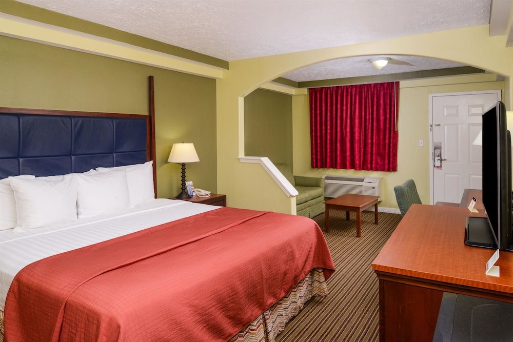 Suite, 1 King Bed, Smoking