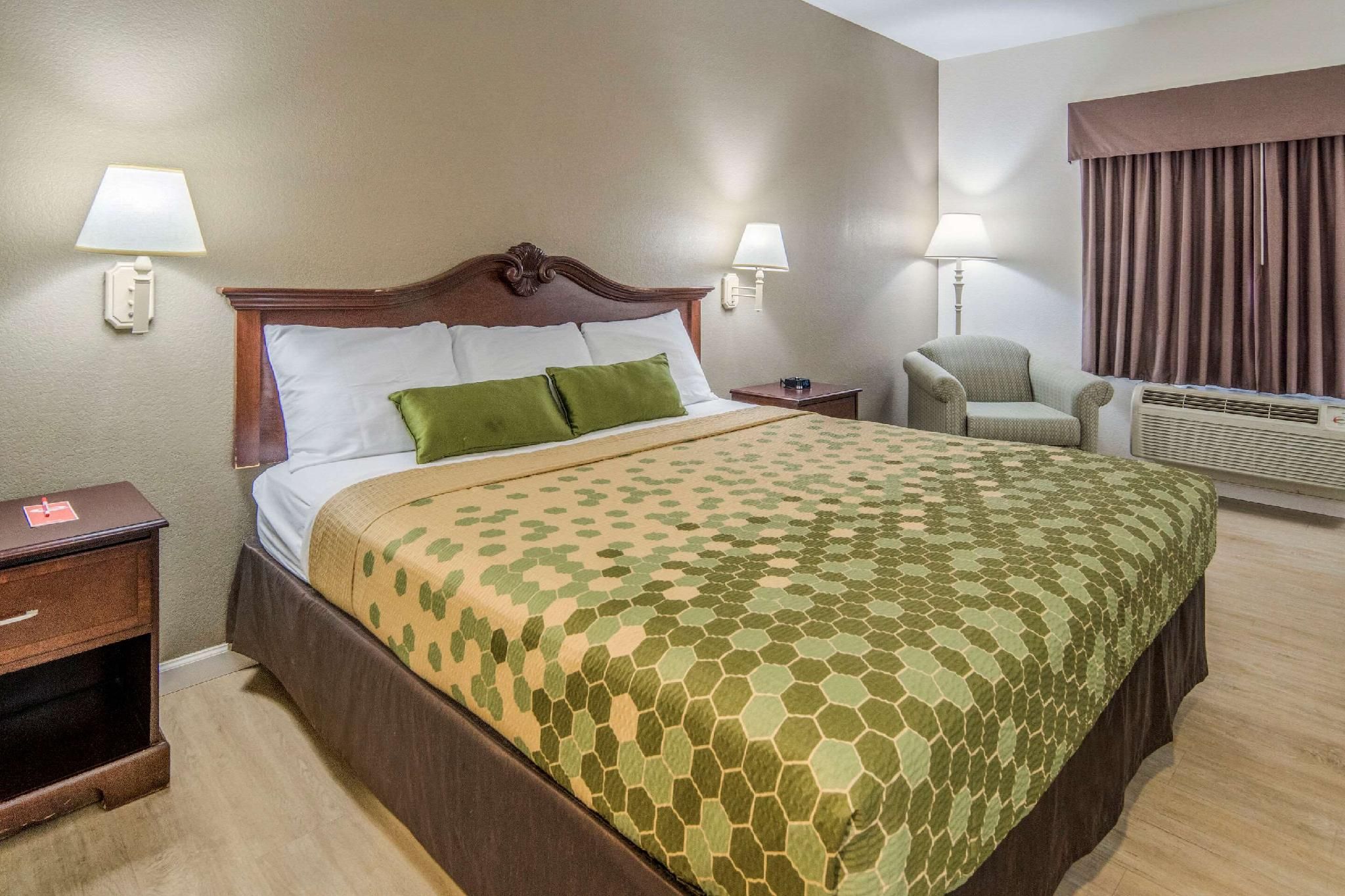 1 King Bed, Nonsmoking, Accessible