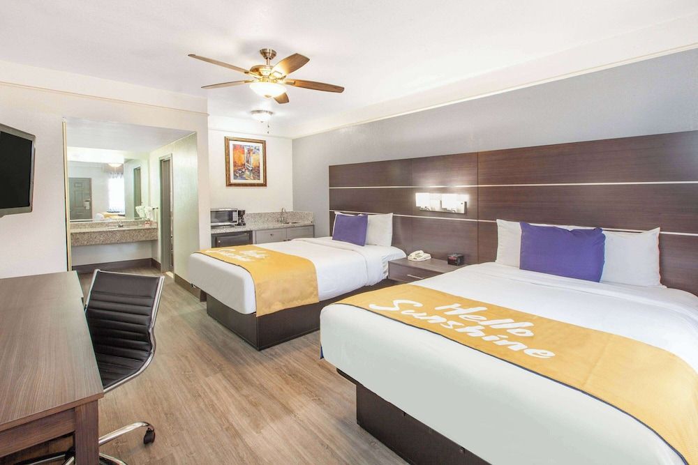 Room, 2 Queen Beds, Smoking