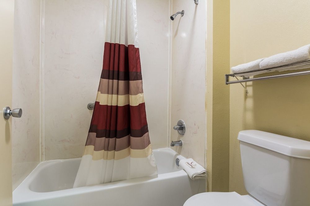 Red Roof Inn Conroe North - Willis Standard Suite, 1 King Bed, Non Smoking 4