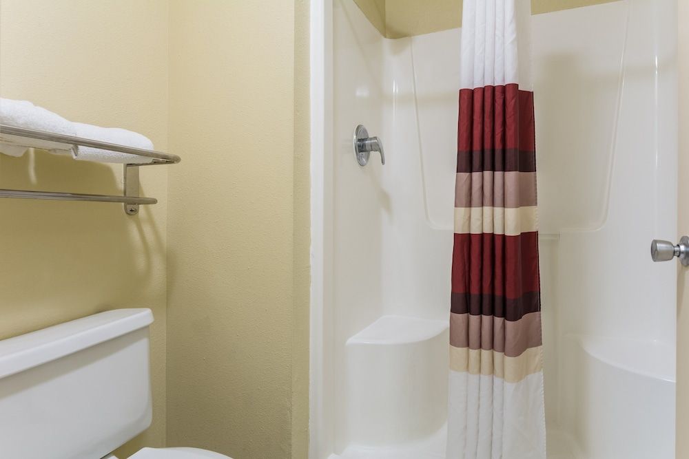 Red Roof Inn Conroe North - Willis Standard Suite, 1 King Bed, Non Smoking 5