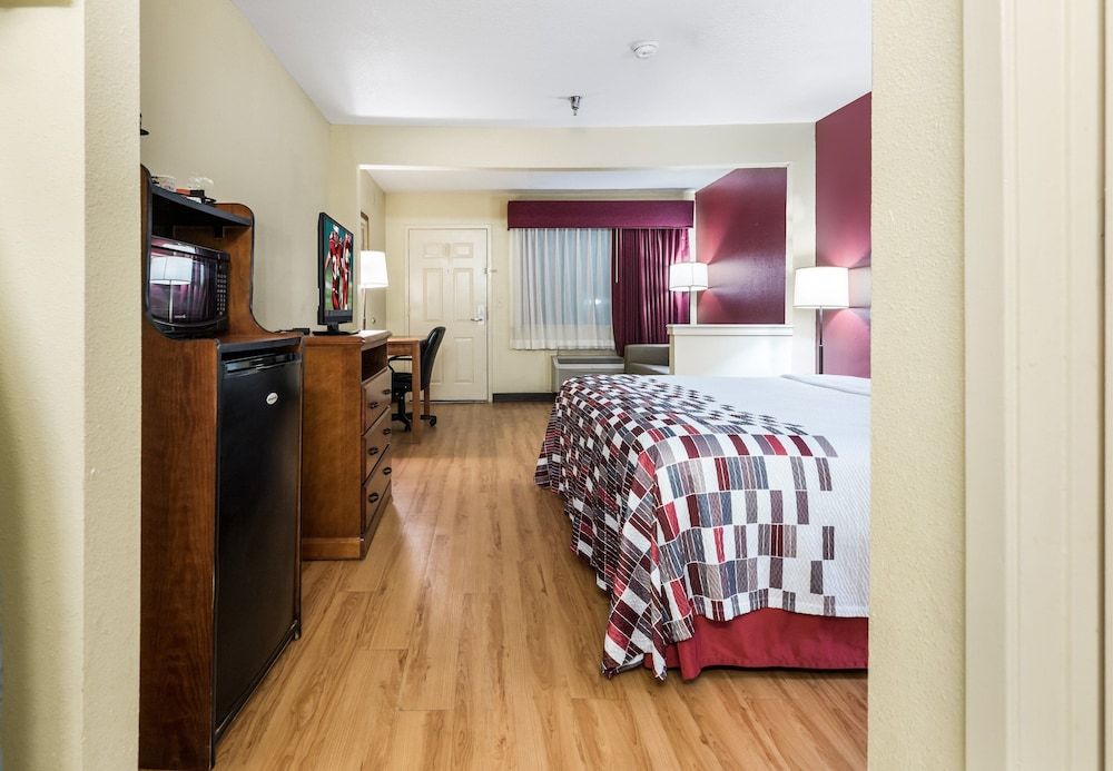 Red Roof Inn Conroe North - Willis Standard Suite, 1 King Bed, Non Smoking