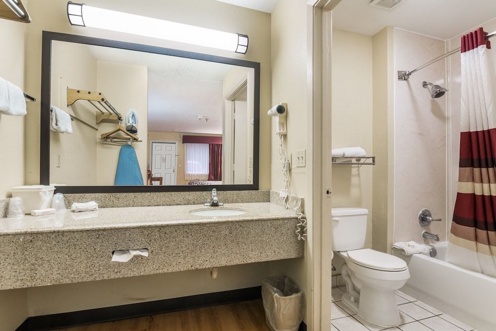 Red Roof Inn Conroe North - Willis Deluxe Room, 2 Queen Beds, Smoking 5