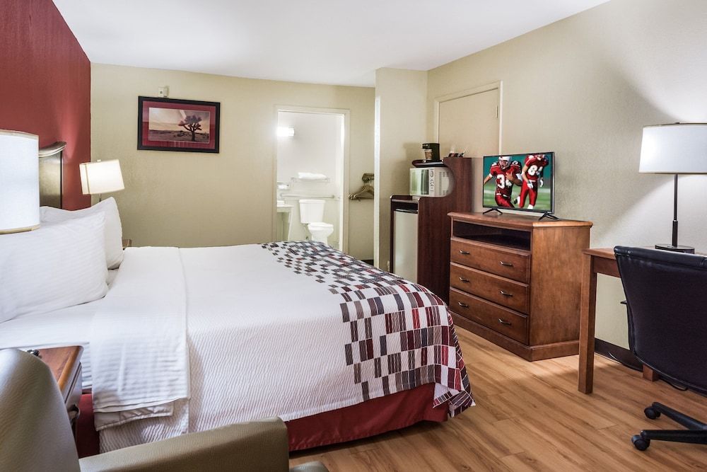 Red Roof Inn Conroe North - Willis Superior Room, 1 King Bed, Smoking