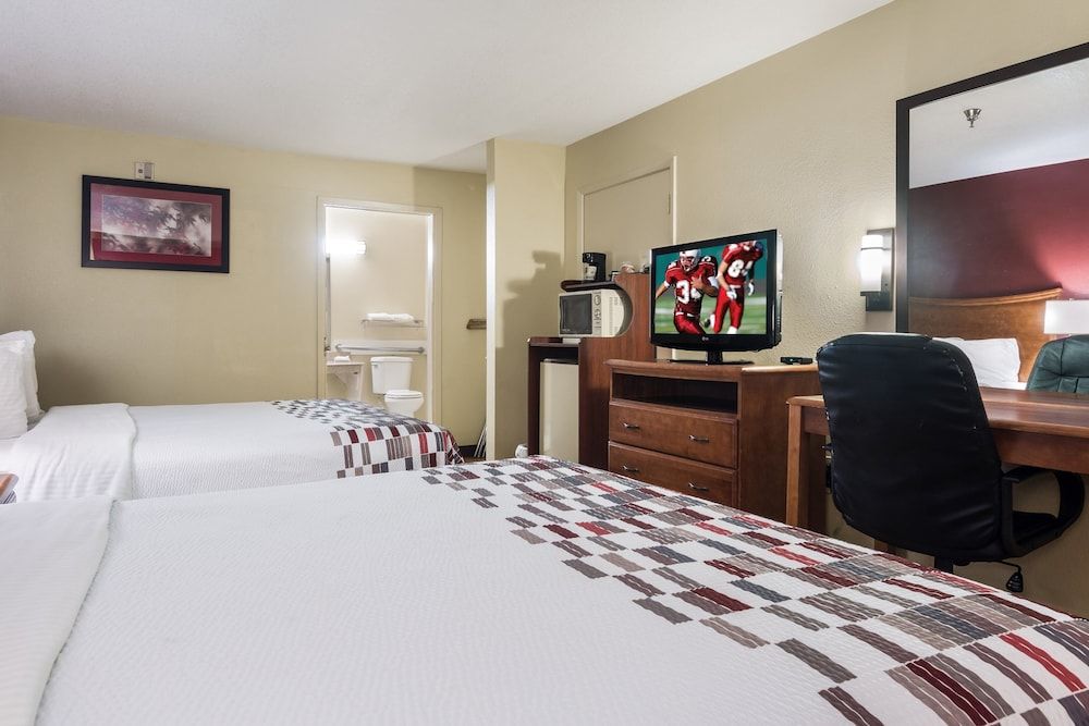 Red Roof Inn Conroe North - Willis Deluxe Room, 2 Queen Beds, Smoking 3