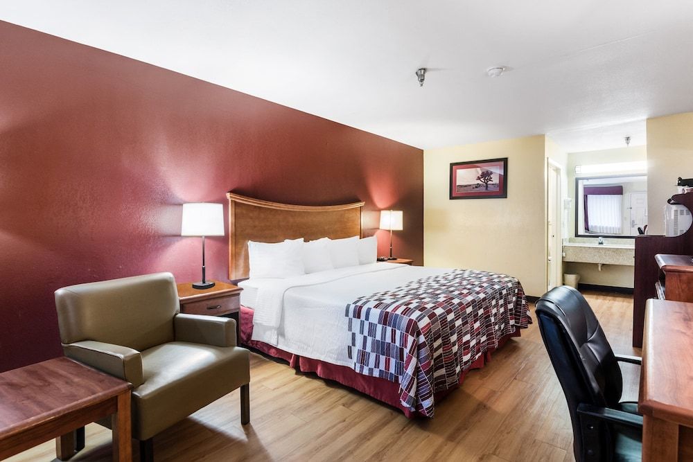 Red Roof Inn Conroe North - Willis Superior Room, 1 King Bed, Smoking 4