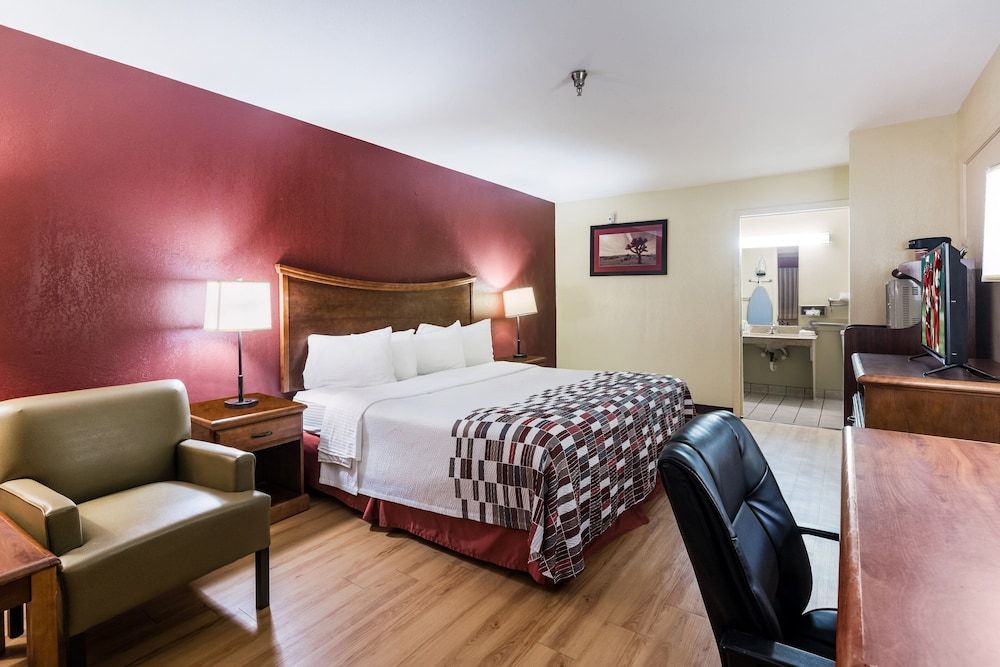 Red Roof Inn Conroe North - Willis Superior Room, 1 King Bed, Smoking 2