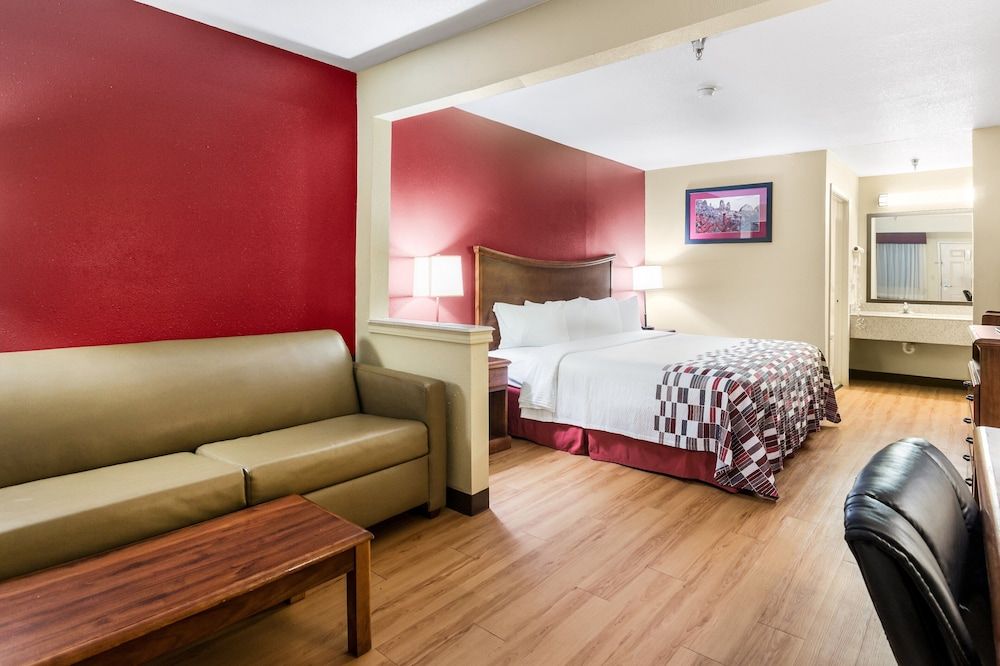 Red Roof Inn Conroe North - Willis Standard Suite, 1 King Bed, Non Smoking 2