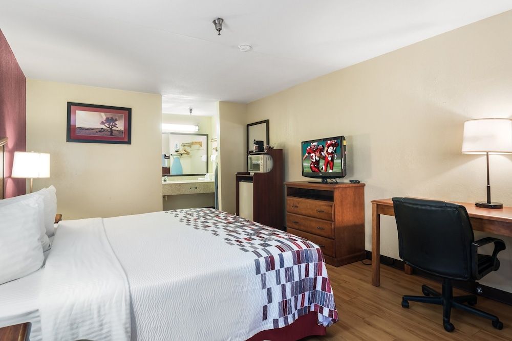 Red Roof Inn Conroe North - Willis Superior Room, 1 King Bed, Smoking 3