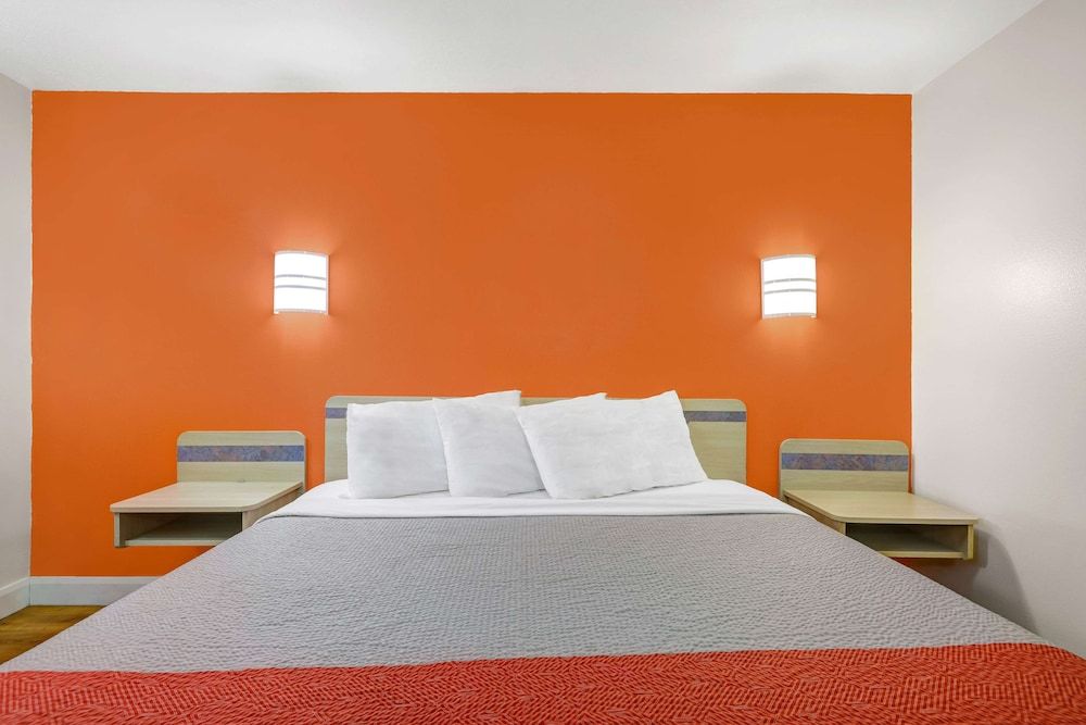 Motel 6 Beaver, UT Deluxe Suite, 1 King Bed, Non Smoking, Hot Tub 2