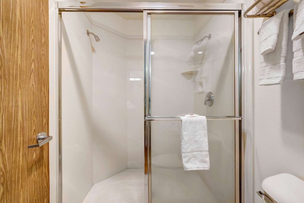 Motel 6 Beaver, UT Deluxe Suite, 1 King Bed, Non Smoking, Hot Tub 4