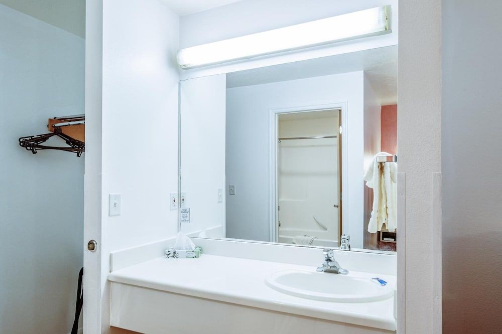 Motel 6 Beaver, UT Standard Room, 2 Queen Beds, Non Smoking 4