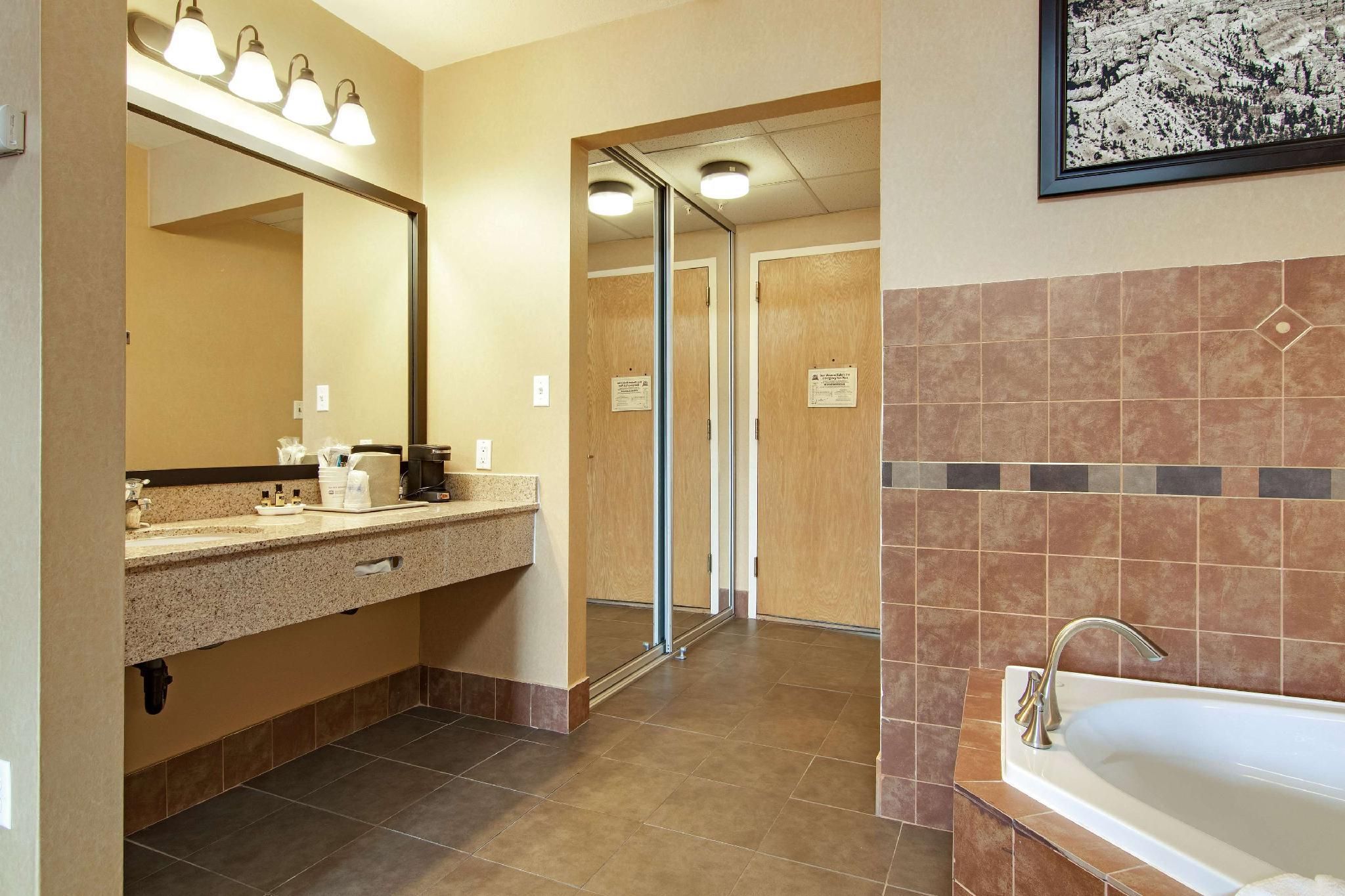 Best Western Plus Ruby's Inn 1 King Bed, Nonsmoking, Jetted Tub, Interior Room 3