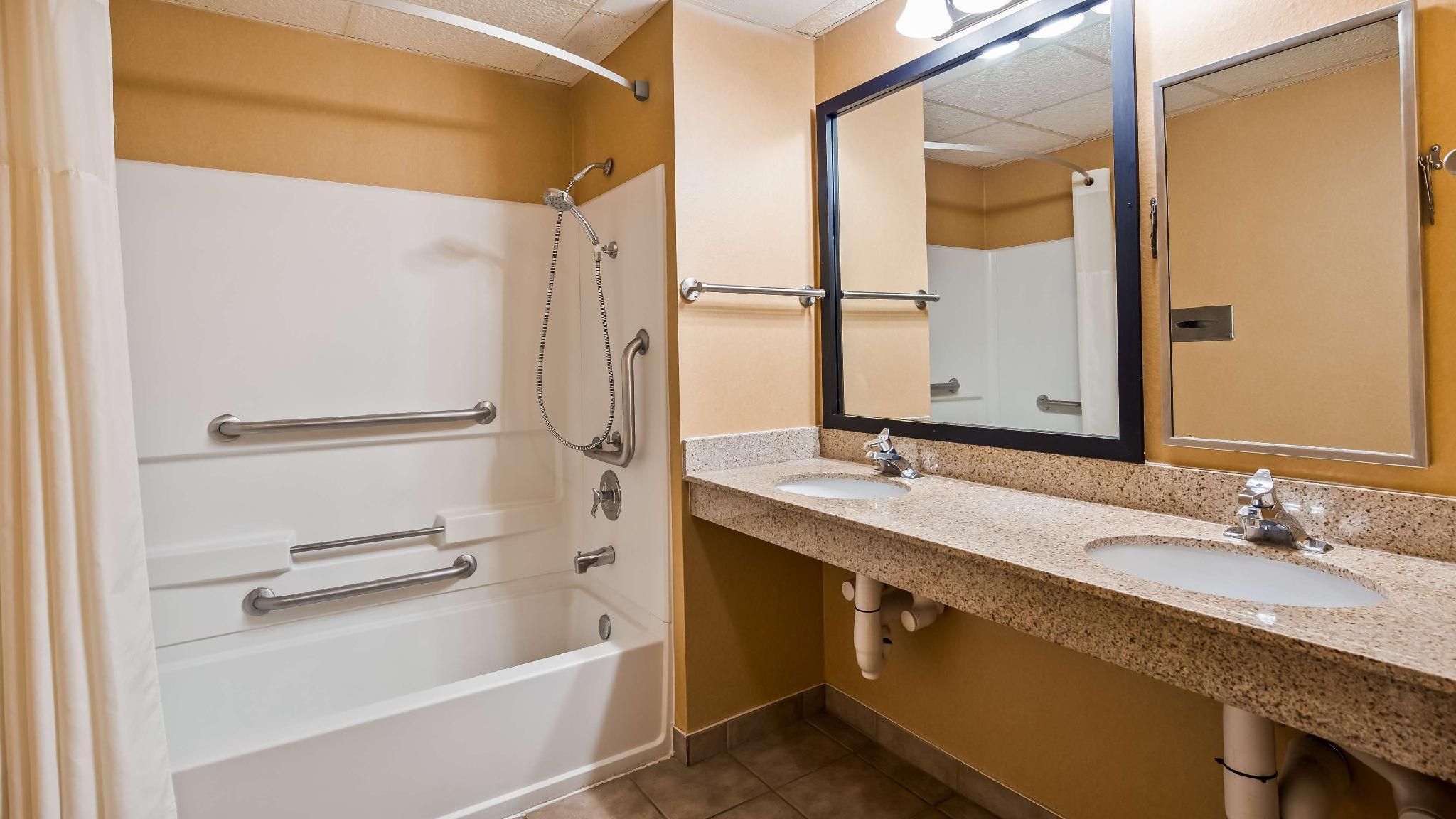 Accessibility - 2 King, Roll-in Shower, Nonsmoking