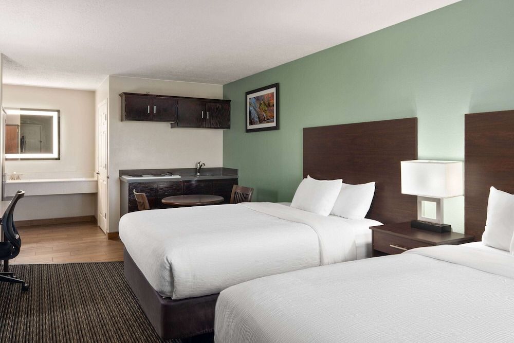 Deluxe Suite, 2 Queen Beds, Non Smoking