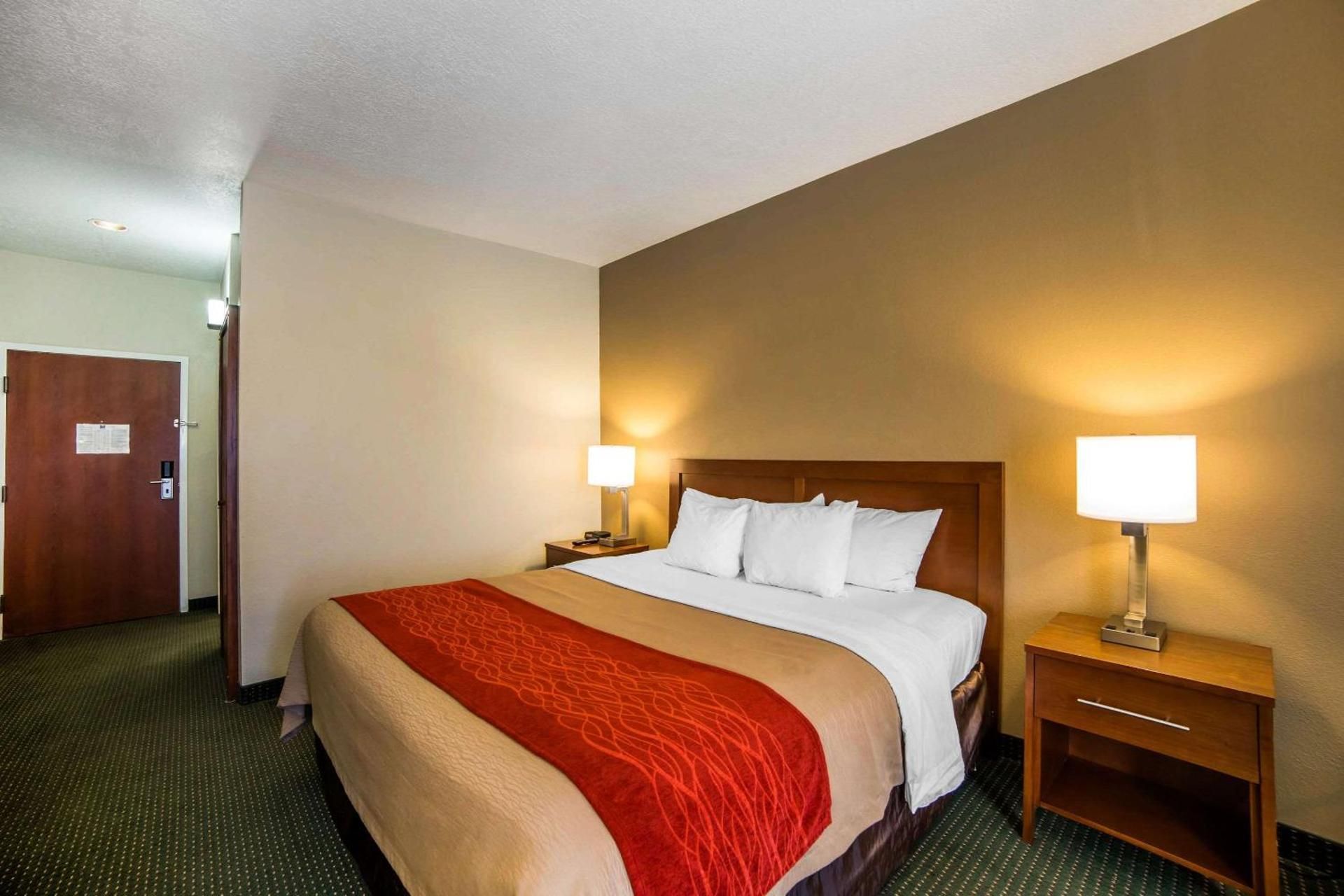 1 King Bed, Nonsmoking