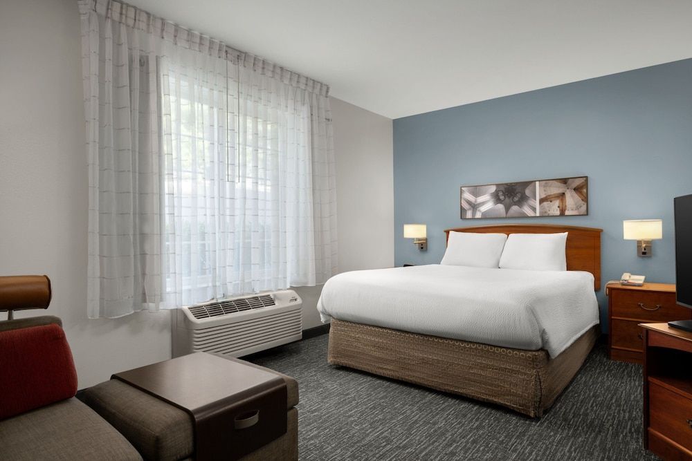 Studio, 1 Queen Bed with Sofa bed (Mobility/Hearing Access, Roll-In Shwr)