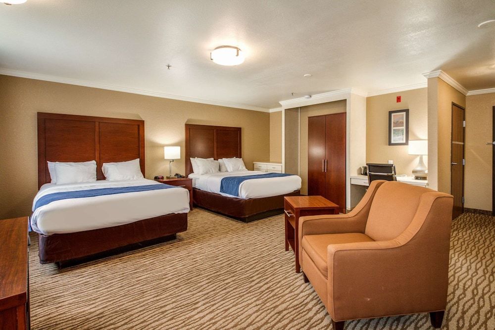Suite, 2 Queen Beds, Non Smoking