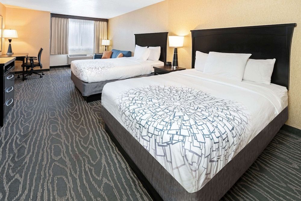 Deluxe Room, Multiple Beds, Non Smoking, Mountain View (Deluxe Family Room)