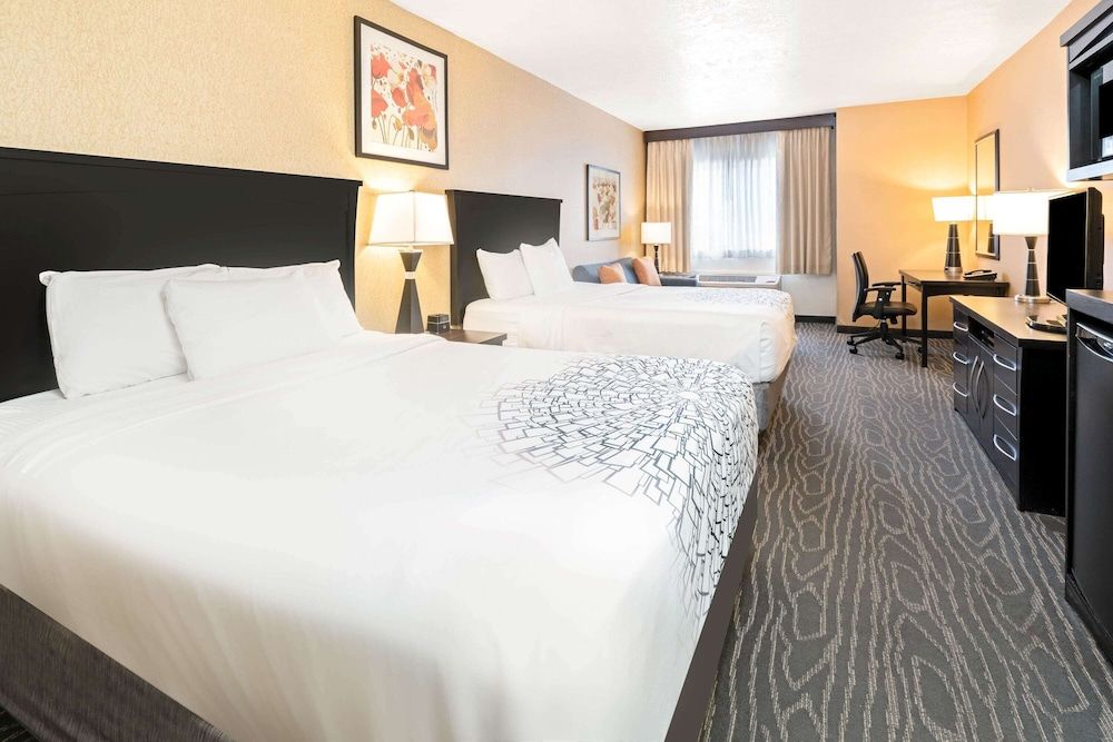Room, 2 Queen Beds, Non Smoking, Mountain View