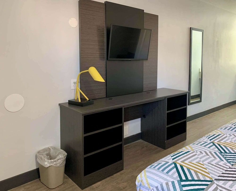 Motel 6 Ogden, UT - 21st Street Standard Room, 1 King Bed, Non Smoking 4