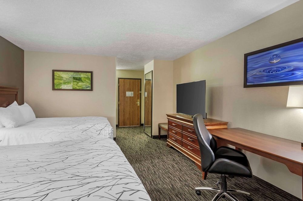 Standard Room, 2 Queen Beds, Microwave, Poolside