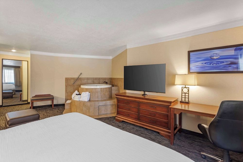 Standard Room, 1 King Bed, Jetted Tub (with Sofabed)