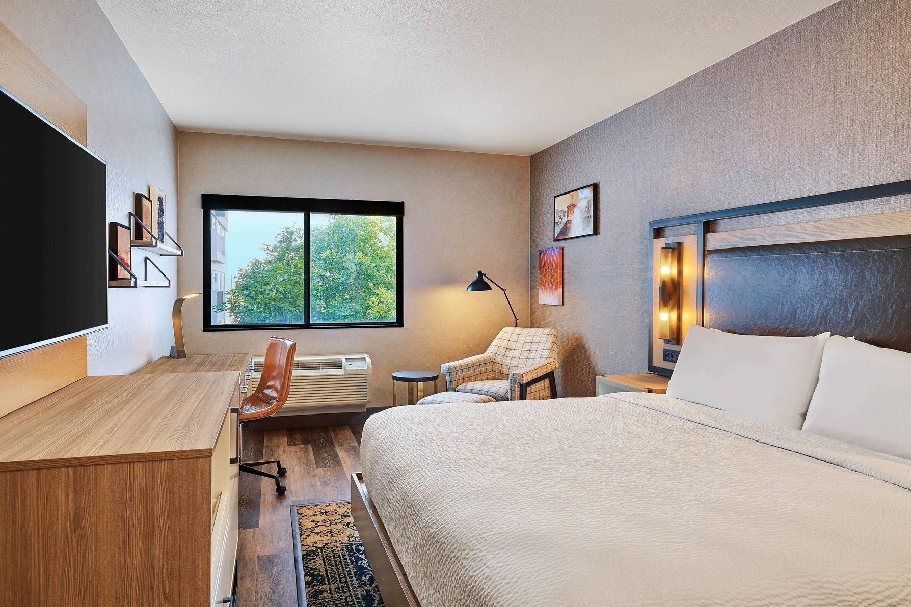 Deluxe, Guest room, 1 King, Balcony